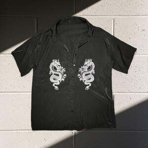 Unbranded Black Faux Silk Dragon Graphic Short Sleeve Button Up Shirt Size Large